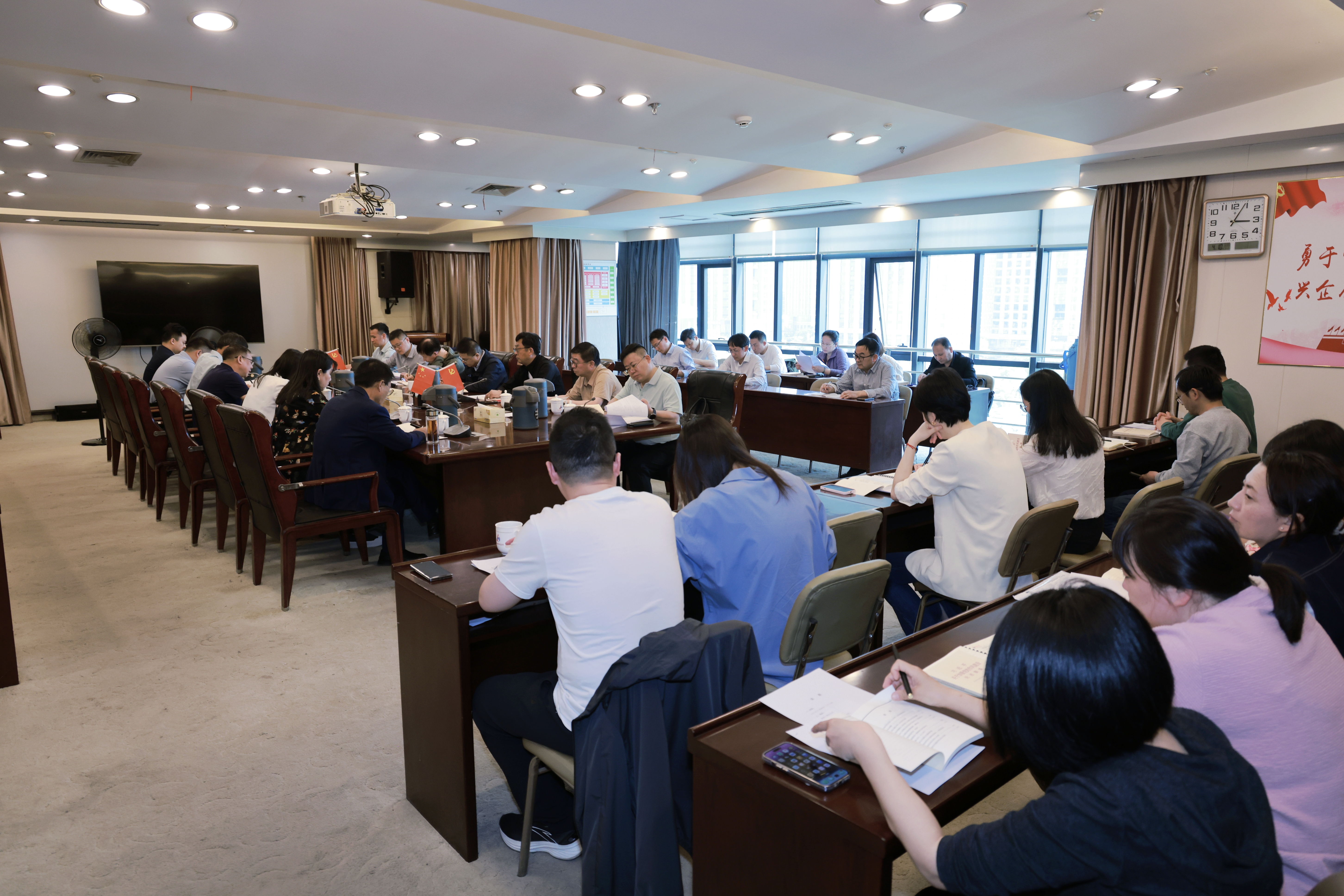 小勐拉99厅举行深入贯彻中央八项划定精神学习教育念书班开班式