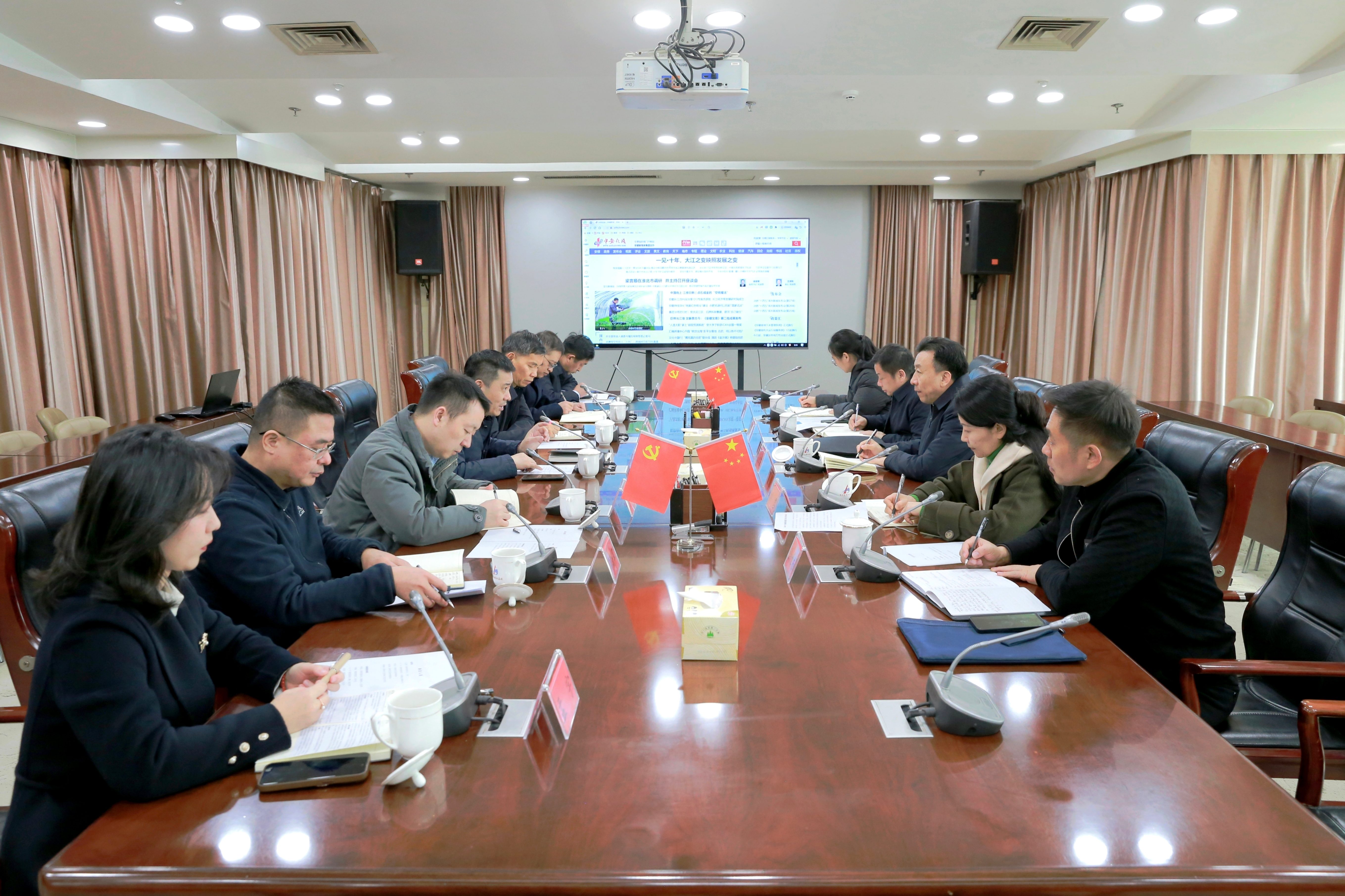 安徽省侨联党组书记、主席王汪苗一行到小勐拉99厅调研座谈